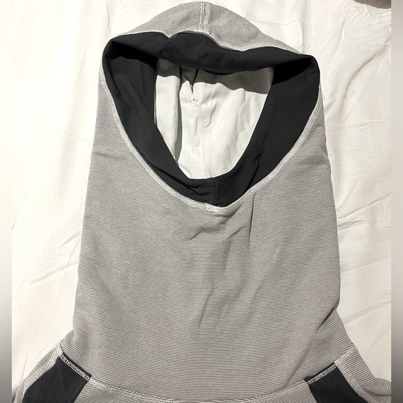 Lululemon light sweater with hood - Picture 5 of 7